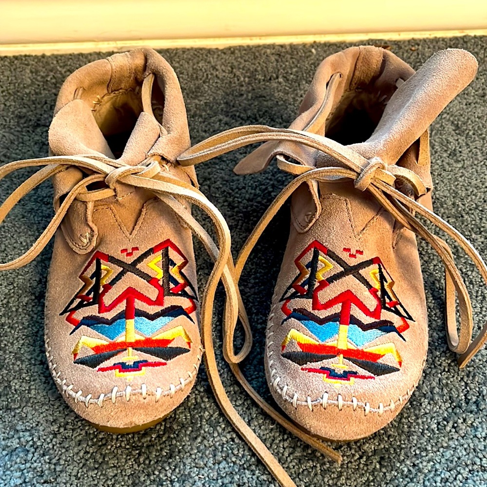 Tom’s Zahara Tan Suede Lace Up Moccasin Boots with Incan Embroidery EUC w/o box